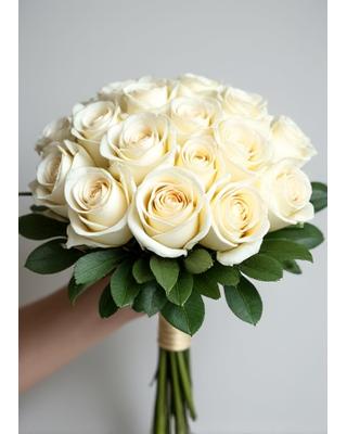 Ramo de novia redondo clásico con rosas blancas
